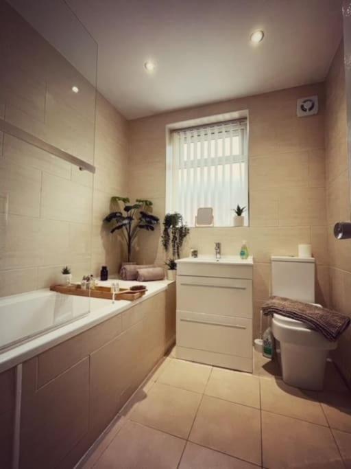 5 Bedroom, Sleeps 9 - Base To Explore Liverpool And Beyond Luaran gambar