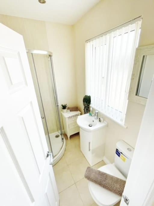 5 Bedroom, Sleeps 9 - Base To Explore Liverpool And Beyond Luaran gambar