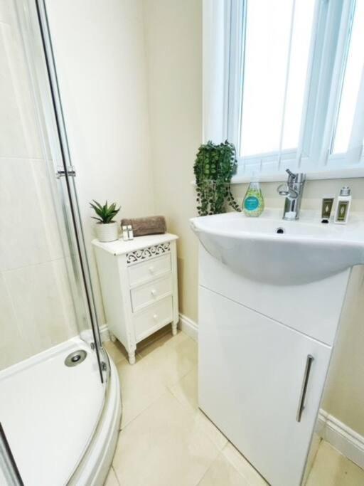 5 Bedroom, Sleeps 9 - Base To Explore Liverpool And Beyond Luaran gambar