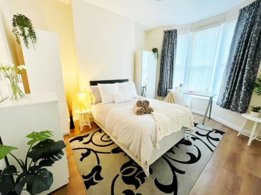 5 Bedroom, Sleeps 9 - Base To Explore Liverpool And Beyond Luaran gambar